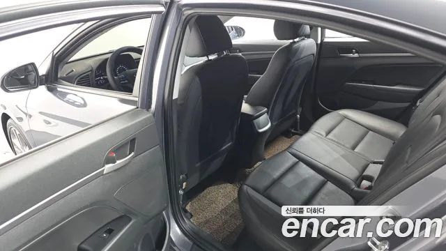 Hyundai AVANTE 2018 — фото 18