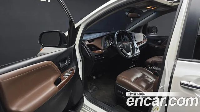 Toyota Sienna 2015 — фото 10