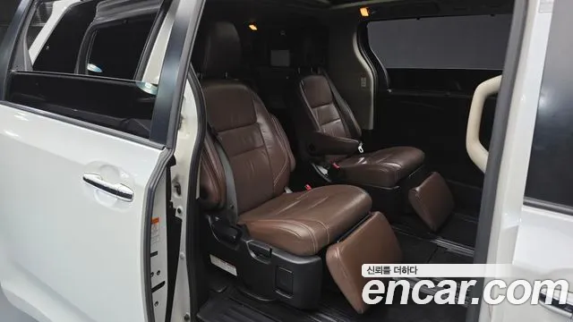 Toyota Sienna 2015 — фото 11