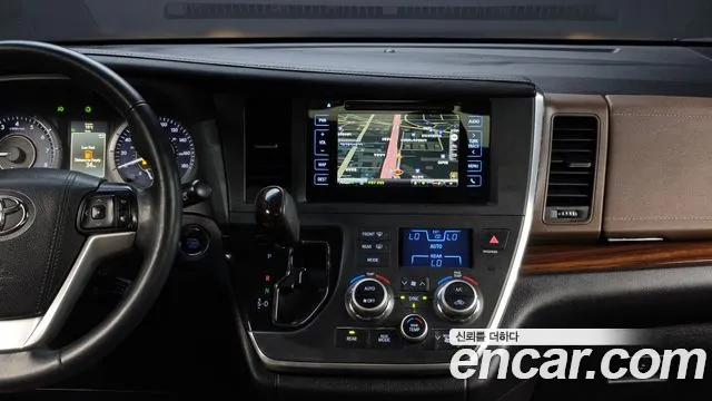 Toyota Sienna 2015 — фото 12