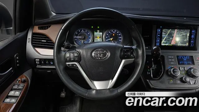 Toyota Sienna 2015 — фото 13