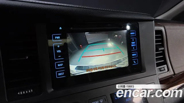 Toyota Sienna 2015 — фото 14