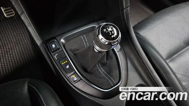 Hyundai Veloster 2019 — фото 11