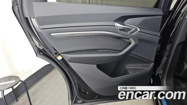 Audi e-tron 2022 — фото 15