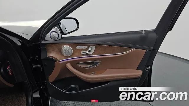 Mercedes-Benz E-Class 2021 — фото 13
