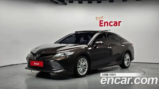 Toyota Camry 2019 — фото 1