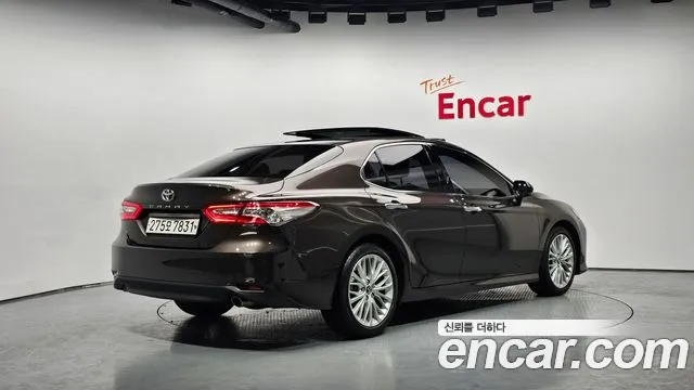 Toyota Camry 2019 — фото 2