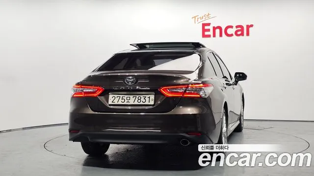 Toyota Camry 2019 — фото 4