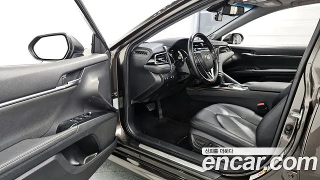 Toyota Camry 2019 — фото 10