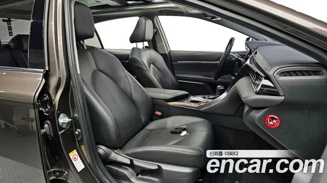 Toyota Camry 2019 — фото 11