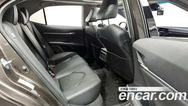 Toyota Camry 2019 — фото 12