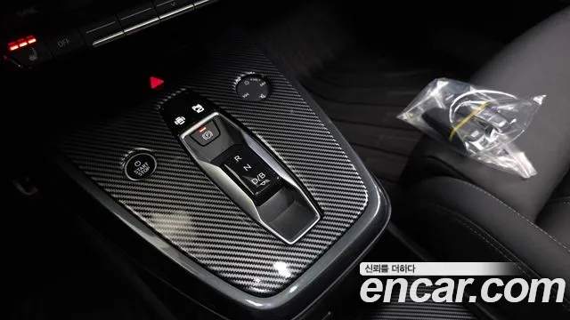 Audi Q4 e-tron 2023 — фото 12