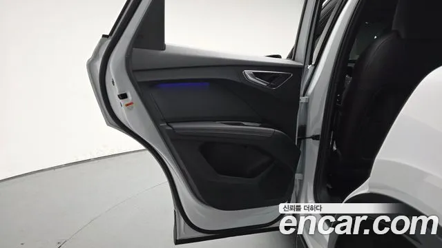 Audi Q4 e-tron 2023 — фото 15