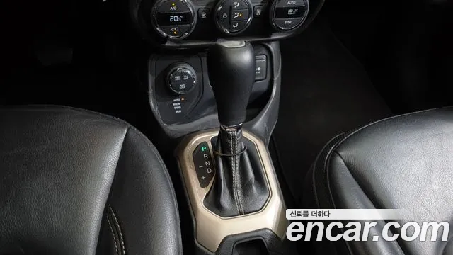 Jeep Renegade 2017 — фото 9