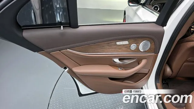 Mercedes-Benz E-Class 2019 — фото 15