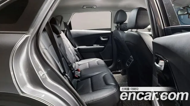 Kia Niro 2017 — фото 11