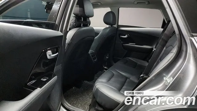 Kia Niro 2017 — фото 12