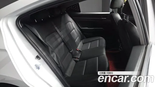 Hyundai AVANTE 2016 — фото 18
