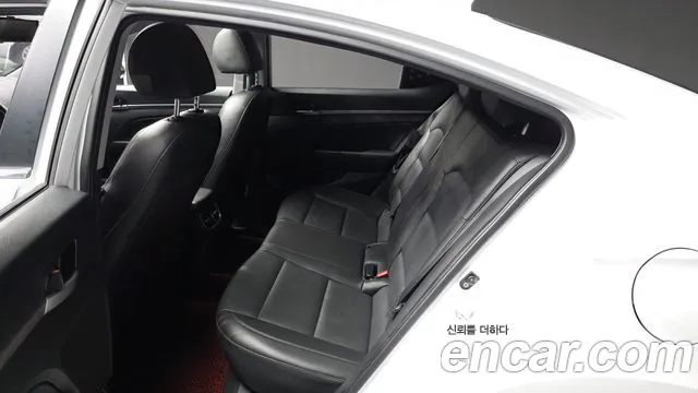 Hyundai AVANTE 2016 — фото 16