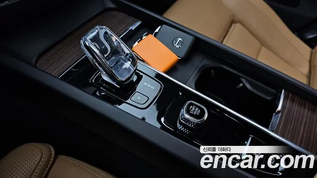 Volvo XC60 2022 — фото 12