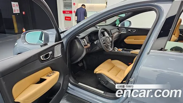 Volvo XC60 2022 — фото 13