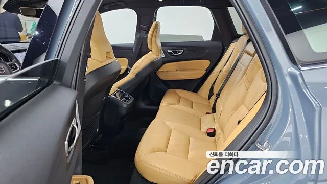 Volvo XC60 2022 — фото 18