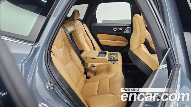 Volvo XC60 2022 — фото 16