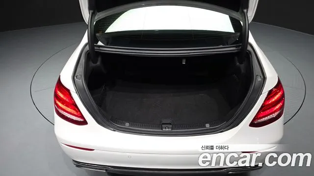 Mercedes-Benz E-Class 2019 — фото 20