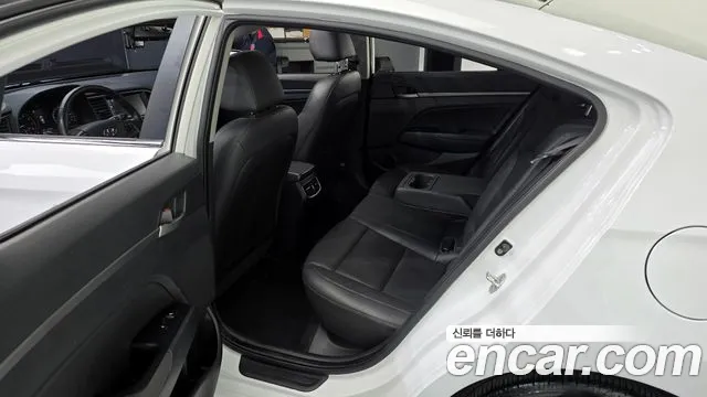 Hyundai AVANTE 2018 — фото 17