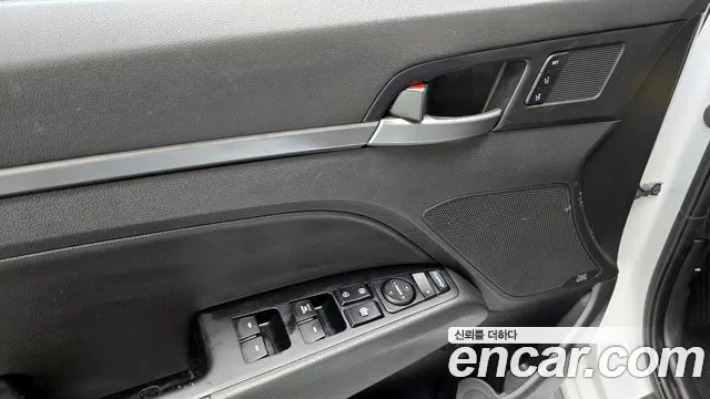 Hyundai AVANTE 2018 — фото 19