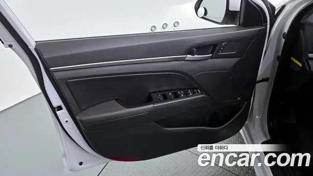 Hyundai AVANTE 2018 — фото 14