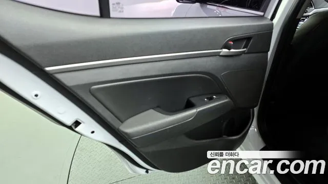 Hyundai AVANTE 2018 — фото 15