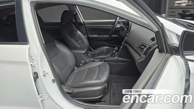 Hyundai AVANTE 2018 — фото 17
