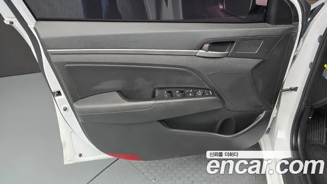 Hyundai AVANTE 2018 — фото 14