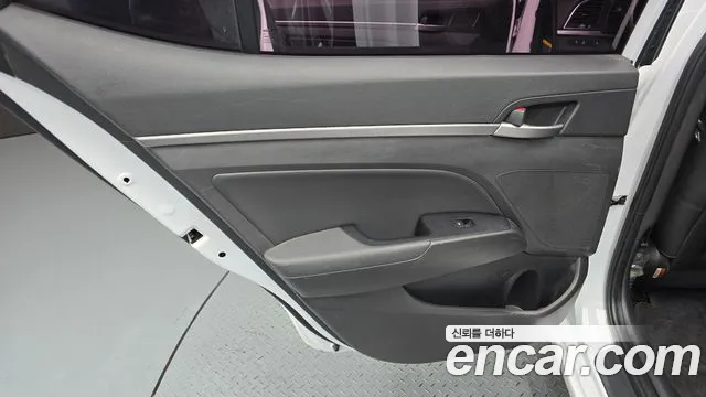 Hyundai AVANTE 2018 — фото 15