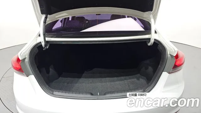 Hyundai AVANTE 2018 — фото 16