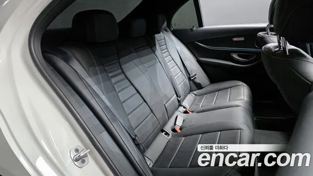 Mercedes-Benz E-Class 2022 — фото 17
