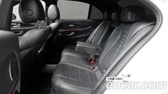 Mercedes-Benz E-Class 2022 — фото 18