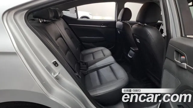Hyundai AVANTE 2018 — фото 17