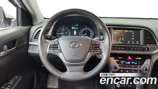 Hyundai AVANTE 2018 — фото 19
