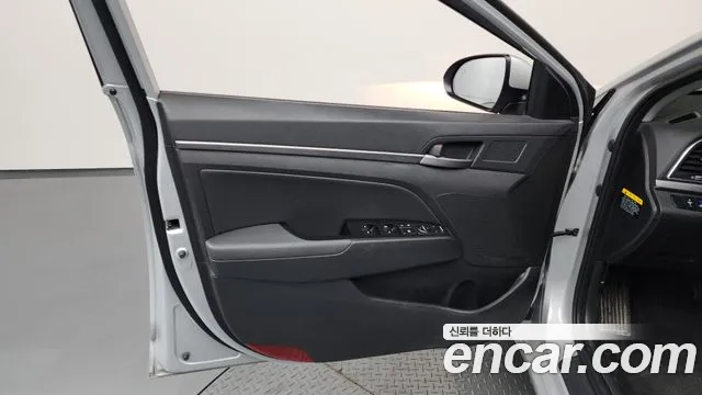Hyundai AVANTE 2018 — фото 14