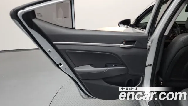 Hyundai AVANTE 2018 — фото 15