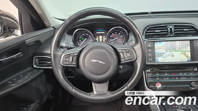 Jaguar XE 2016 — фото 13