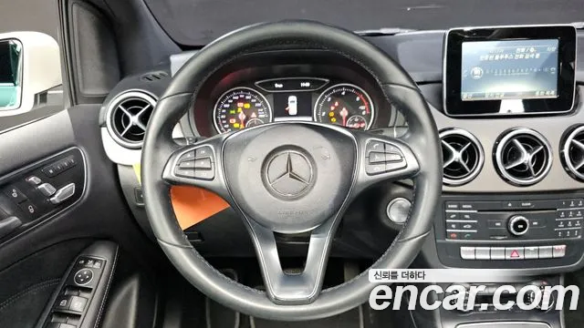 Mercedes-Benz B-Class 2017 — фото 13