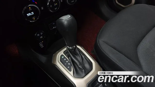 Jeep Renegade 2016 — фото 9
