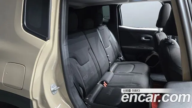 Jeep Renegade 2016 — фото 11