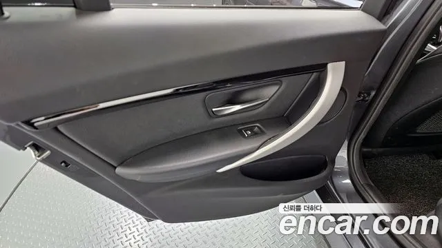 BMW 3-Series 2018 — фото 15