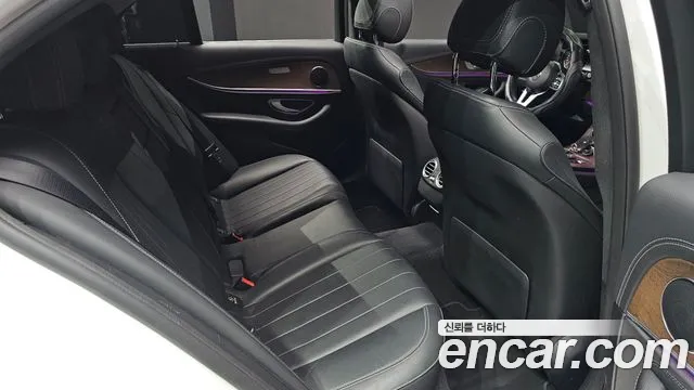 Mercedes-Benz E-Class 2019 — фото 18