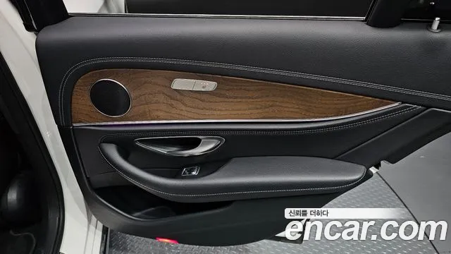 Mercedes-Benz E-Class 2019 — фото 15