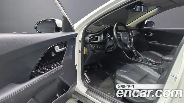 Kia Niro 2017 — фото 10